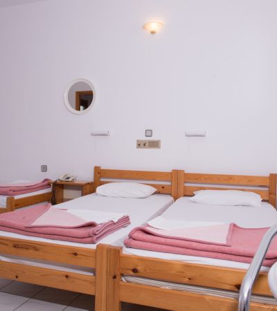 Dreibettzimmer mit seitlichem Meerblick